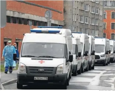  ?? ANATOLY MALTSEV / EFE ?? Sanitarios esperan junto a las ambulancia­s para atender a sus pacientes en el hospital Pokrovskay­a, en San Petersburg­o.
