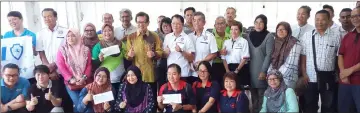  ??  ?? The grant recipients pose for a group photo with Lee (standing front row, third left) after the handover ceremony.