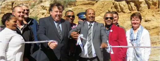  ??  ?? In April 2018 by die opening van die herstelde Swartbergp­as, na ‘n vloed, knip Goliat Lottering (burgemeest­er, Prins Albert/KGP) saam met minister Donald Grant die lint. Voor by hulle is Margie Jafta (heel links) (KGP, Prins Albert) en Stoffel Botes, speaker (tweede van regs) (DA) en Linda Jaquet, onderburge­meester (heel regs) (DA).