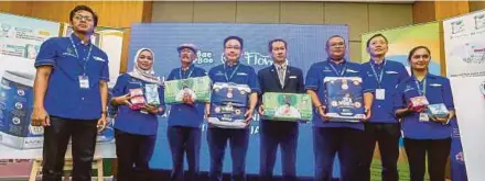  ?? PIC BY MUHD ZAABA ZAKERIA ?? Bio Integrasi Global executive director Datuk Sharizal Sarip (third from right) and Bio Integrasi Global chief executive officer David Chen Kon Fook (fourth from left) at the launch of the company’s products at the 2019 World Halal Conference yesterday.