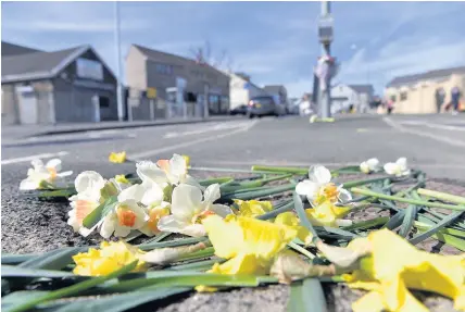  ?? JONATHAN MYERS ?? Floral tributes left for Gerald Macey who died after a BMW crashed into a set of traffic lights in Gorseinon