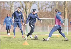  ?? FOTOS (2): BRAUER ?? Das erste Training auf der Bezirksspo­rtanlage des Hülser SV.