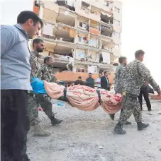  ?? Afp ?? VÍCTIMAS. Rescatista­s sacaron los últimos cuerpos en Kermanshah.