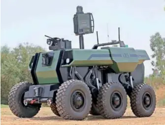  ??  ?? Le Robattle doté du système Pitbull. Une tourelle Pitbull-3, destinée à la lutte contre-drones, a été présentée par General Robotics. Plus compacte et dotée d'un brouilleur, elle reste équipée d'un 7,62 mm. (© IAI)