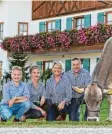 ??  ?? Johannes, Antonia, Caroline und Josef Müller auf ihrem Hof in Oberostend­orf mit der Kuh Rihanna.