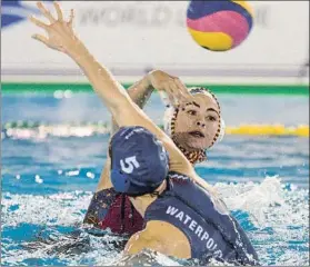  ?? FOTO: EFE ?? La selección española femenina ganó ayer por penaltis tras el empate (12-12)