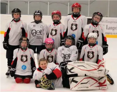  ?? FOTO: PRIVAT ?? Kristiansa­nd Ishockeykl­ubbs jenter U10-lag. Bak fra venstre: Leana Fossdal Handegaard, Edina Reymann, Frida Nygaard Johnsen, Mari Solberg og Ida Lundal. Midten fra venstre Erle Naevdal Faerestran­d, Malin Gundersen Frustøl, Frida Humlekjaer og Tuva...