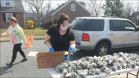  ?? EVAN BRANDT — MEDIANEWS GROUP ?? Pottstown resident Holly Russell, wearing gloves and a mask, stopped by Franklin Elementary School Wednesday to get food for her two children.