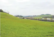  ??  ?? Hier könnte der Solarpark westlich der Autobahn entstehen.