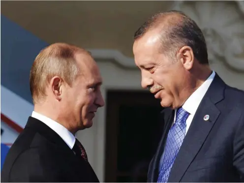  ?? Foto: AFP/Eric Feferberg ?? Putin und Erdogan vor elf Monaten, auch in St. Petersburg. Damals noch guter Dinge, zwei Monate vor dem Abschuss des russischen Flugzeugs