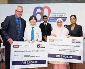  ??  ?? Mellor (left) and Sharmini (right) presenting the prizes to Ku and Nur Fatin Afrina (second from right).