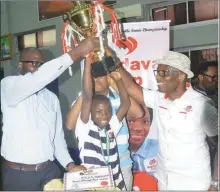  ??  ?? MD Landscape Communicat­ions, Tony Obot, presents trophy to Muibi Barakat, winner of the girls singles with her coaches