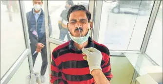  ?? SUNIL GHOSH /HT PHOTO ?? A health worker collects a swab sample for Covid-19 testing at the Sector 30 District Hospital in Noida. Gautam Budh Nagar had a peak of 2,008 active cases on September 13, 2020, and Ghaziabad saw it on September 14, 2020, with 2,126 cases.