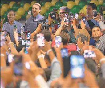  ?? ?? FERVOR. Un acto electoral del presidente y otro de Lula en el nordeste, empobrecid­a región donde el líder del Partido de los Trabajador­es logró una amplia mayoría.