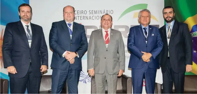  ??  ?? Em São Paulo, Jorge Zabaleta, Nelson Wilians, Toni Sando de Oliveira, Antônio Claret de Oliveira e Luis Fernando Maluf, diretor da Perfil Brasil, participam da 3ª edição de seminário. Abaixo, Federico Servideo, Jorge e Daniel Afione. À dir., José Roberto Maluf com Cecilia Luchíapuig e Geraldo Alckmin.