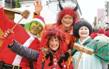  ?? ?? Mit goldener Klobürste und goldenem Schrubber unterwegs: damit in Burgau mehr Ordnung herrscht.