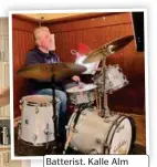  ?? FOTO: ALEXANDER KURONEN ?? Batterist. Kalle Alm lirar trummor i revyns orkester.