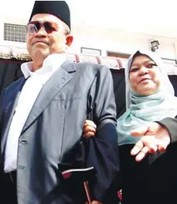  ??  ?? Shahidan with his wife arriving in court yesterday.