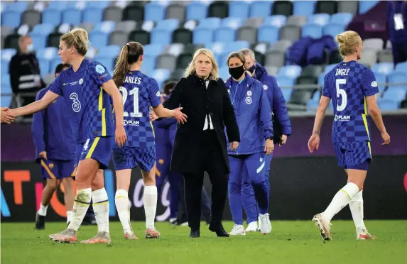  ?? Picture: Adam Ihse/PA ?? Emma Hayes, centre, consoles her Chelsea players after defeat to Barcelona in the Women’s Champions League final