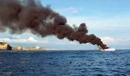  ??  ?? Incidente L’imbarcazio­ne che il 9 maggio scorso è andata in fiamme al largo della Gaiola