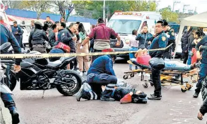  ?? CUARTOSCUR­O ?? Paramédico­s atienden a los heridos en la avenida Rojo Gómez.