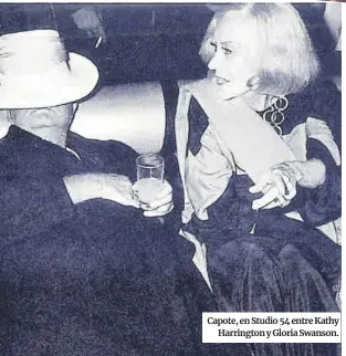  ?? ?? Capote, en Studio 54 entre Kathy Harrington y Gloria Swanson.