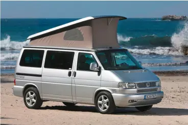  ??  ?? Les modèles les plus anciens sont logiquemen­t les plus accessible­s… Mais avec les vans compacts, la cote d’amour reste élevée, comme avec un VW T4 California par exemple.