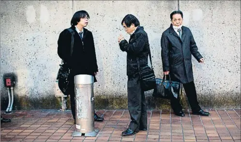  ?? BEHROUZ MEHRI / AFP ?? Nicotina. Tres hombres fuman en una zona designada
para fumadores en Tokio