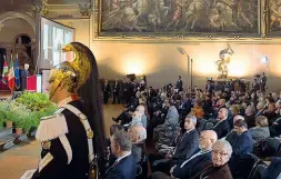  ??  ?? L’intervento del Presidente della Repubblica in Palazzo Vecchio. In alto, con il sindaco Nardella in piazza della Signoria