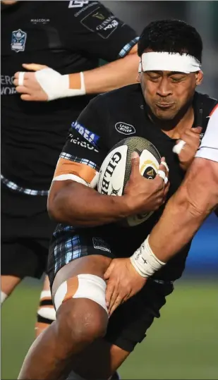  ??  ?? Foto Lokotui, who scored a try for the hosts, takes on Edinburgh’s Pierre