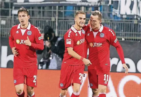  ?? FOTO: DPA ?? Stanislav Iljutcenko (rechts) wird von Ahmet Engin zu seinem Treffer zum 1:0 beglückwün­scht – links Fabian Schnellhar­dt.