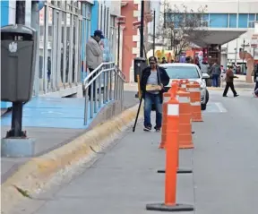  ??  ?? Los espacios son apartados con conos en la calle