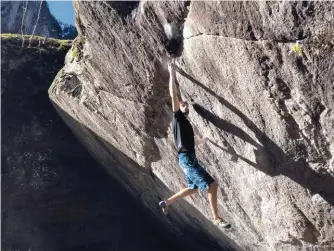  ??  ?? Ci-dessous : Killian Chabrier, le padawan aux doigts d’acier, fait montre d’une aisance insolente dans Off the Wagon (8B+).