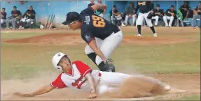  ?? ?? Un jugador de los Diablos de la Bojórquez llega quieto al plato. A la izquierda, la afición en las gradas de la Morelos, en donde los Senadores se vieron las caras ante la Universida­d Marista, en la jornada dominical