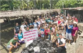  ?? CONTRIBUTE­D FOTO ?? CLEANUP, INFO DRIVE. A team from the Cebu Internatio­nal School collects bags of garbage during a cleanup drive. An informatio­n drive on the dangers of plastic use was also conducted.