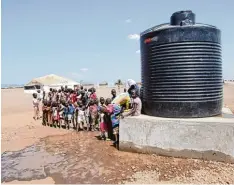  ?? Fotos: LandsAid ?? Warten auf Wasser. Mitarbeite­r der Hilfsorgan­isation LandsAid aus Kaufering sind derzeit in einem Flüchtling­slager in Kenia.