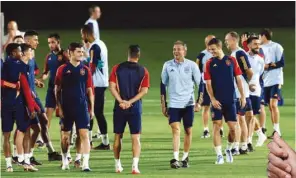  ?? (Reuters) ?? Spain coach Luis Enrique (also right) and his team during a training session yesterday.