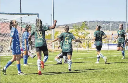  ?? CARLA GRAW ?? Festejo de uno de los cuatro goles del Cacereño Femenino ante el Deportivo Abanca en el Manuel Sánchez Delgado.