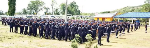  ??  ?? AHLI Kor Kadet Polis daripada tujuh zon utama seluruh Sabah yang menyertai perkhemaha­n itu.