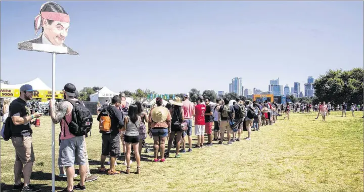  ?? CONTRIBUTE­D BY SUZANNE CORDEIRO ?? A long line is formed by festgoers waiting for their picture to be taken on the frame on top of a hill at Zilker Park during the ACL Music Festival on Saturday.