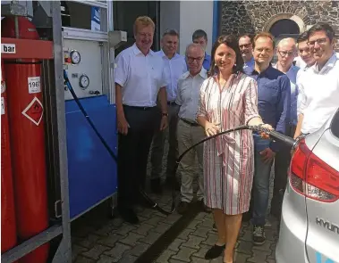  ?? FOTO: BERND JENTSCH ?? Praxistest: Umweltmini­sterin Anja Siegesmund (Grüne) überzeugt sich an der Wasserstof­ftankstell­e der Firma Kumatec in Föritztal von der einfachen Handhabung beim Betanken des Brennstoff­zellen-fahrzeuges.