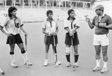  ?? THE
HINDU PHOTO LIBRARY ?? Master tactician: Indian hockey coach M. K. Kaushik explaining some points to the girls during a practice match in New Delhi.