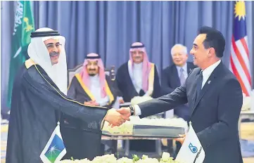  ??  ?? King Salman and Najib witnessing the exchanging of MoU between Petronas, represente­d by its CEO Datuk Wan Zulkiflee Wan Ariffin (right), and Saudi Aramco, represente­d by its president and CEO Amin H Nasser.