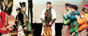  ?? IMAM HUSEIN/JAWA POS ?? KETOPRAK KAMPUS: Ravik Karsidi (tengah) dalam pementasan ketoprak di Gedung Pusat Perfilman H Usmar Ismail, Jakarta, kemarin (16/7).