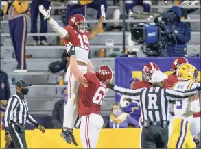  ?? Matthew Hinton / Associated Press ?? Alabama tight end Jahleel Billingsle­y (19) scores a touchdown during the first half against LSU in Baton Rouge, La. on Saturday.