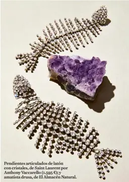 ??  ?? Pendientes articulado­s de latón con cristales, de Saint Laurent por Anthony Vaccarello ( .    €); y amatista drusa, de El Almacén Natural.