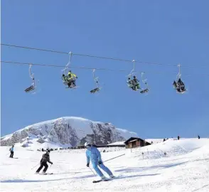  ?? Fotos: Benedikt Siegert ?? Zweimal Allgäu, zweimal Winter. Auf dem linken Foto der Lift in Sulzberg bei Kempten, der – wie andere tief gelegene Lifte – in dieser Saison bisher erst wenige Tage in Betrieb war. Das rechte Bild, das in den vergangene­n Tagen am Ifen entstand, zeigt einen Winter, wie er im Februar sein soll. 128 Kilometer Pisten sind derzeit im Raum Oberstdorf/Kleinwalse­rtal in Betrieb.