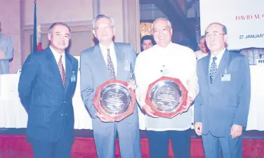  ?? ?? HONOREES Peter Garucho (from left), David Consunji, Rizalino Navarro (co-awardee) and Edward Go at the MAP Management of the Year 1996 awarding ceremony