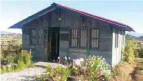  ??  ?? MODELO. Esta es una de las casas construida­s con madera plática en Colombia. (Foto: Fundación ‘Llena una botella de amor’)