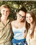  ??  ?? Millie Bobby Brown (center) with twins Robert and Bindi Irwin